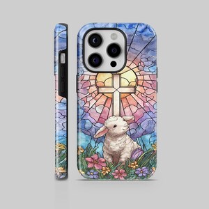 Puede incluir: Funda de teléfono con un diseño de vidriera que representa una cruz y un cordero entre flores. El diseño utiliza tonos azules, naranjas y morados. La funda se muestra desde el frente y el lateral.