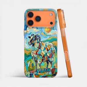 Puede incluir: Funda de teléfono con una pintura estilizada de un carnero. La obra de arte incluye tonos de azul, verde, amarillo y naranja, con un fondo de paisaje soleado. El teléfono es de color naranja a juego.