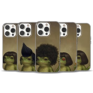 Puede incluir: Cinco fundas para teléfono con una ilustración caprichosa de ranas verdes con varios peinados. Las ranas tienen diferentes cortes de pelo, incluyendo un bob corto, un mohawk y un afro. Las fundas tienen un borde transparente y un fondo marrón.