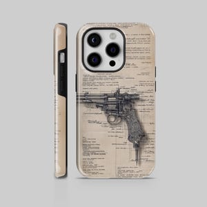 Może przedstawiać: Etui na telefon z szczegółową ilustracją rewolweru w stylu planu. Projekt jest wydrukowany na beżowym tle z odręcznymi notatkami. Etui jest pokazane z przodu i z boku, prezentując jego ochronny design.