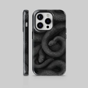 Puede incluir: Funda de teléfono negra con una imagen en escala de grises de serpientes entrelazadas. El diseño cubre la parte posterior y los bordes de la funda, con una vista lateral que muestra el perfil de la funda. La funda está diseñada para un teléfono inteligente.