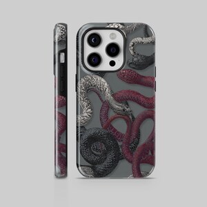 Op de afbeelding: Telefoonhoesje met een herhaald patroon van gedetailleerde slangenillustraties in tinten grijs, zwart en bordeauxrood. De hoes heeft een glanzende afwerking en een donkergrijze achtergrond. Het ontwerp loopt rond de zijkanten van de hoes.