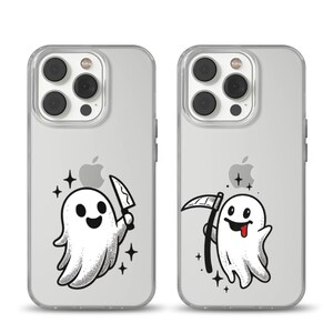 Pode incluir: Duas capas transparentes para iPhone com designs de Halloween. Uma capa apresenta um fantasma branco segurando uma faca, a outra um fantasma com uma foice. Ambas têm gráficos em preto e branco com estrelas.