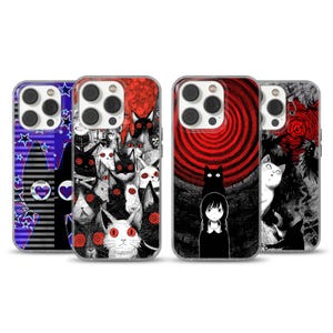 Peut inclure: Quatre coques de téléphone avec des motifs uniques. L'une présente un motif violet et noir avec des étoiles et des cœurs. Une autre présente une collection de chats aux yeux rouges. La troisième coque montre une fille et deux chats noirs devant une spirale rouge. La dernière coque a un chat blanc et une spirale rouge.