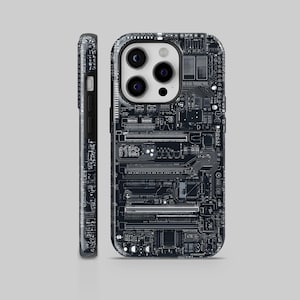 Op de afbeelding: Een zwart-witte telefoonhoes met een print van een printplaat. De afbeelding toont de hoes vanuit verschillende hoeken, waarbij de gedetailleerde elektronische componenten worden benadrukt. De hoes is ontworpen voor een smartphone.