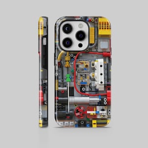 Puede incluir: Una funda de teléfono con un diseño detallado que se asemeja a los componentes internos de una máquina. La funda es principalmente gris, con acentos de amarillo, rojo y negro, creando una estética compleja y técnica. Vista lateral a juego.