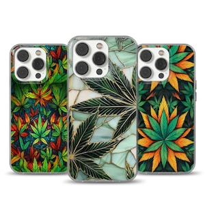 Puede incluir: Tres fundas para teléfono con diseños de hojas de cannabis. Las fundas presentan representaciones artísticas coloridas de hojas de cannabis en tonos verdes, rojos, naranjas y amarillos. Los diseños tienen una apariencia de vidriera o mosaico.