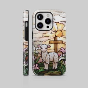 Puede incluir: Una funda de teléfono con un diseño de vidriera que representa un cordero, una cruz y un sol. La funda tiene un fondo blanco con una colorida ilustración de un cordero, una cruz y un sol. La funda se muestra desde el frente y el lateral.