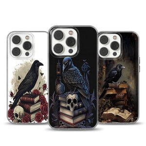 Peut inclure: Trois coques de téléphone avec des motifs gothiques. Chaque coque présente un corbeau noir perché sur une pile de livres, avec des crânes et des roses. Les arrière-plans varient, avec un cadre sombre et orné et un fond de style aquarelle.