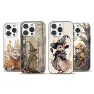 Peut inclure: Quatre coques de téléphone avec des illustrations fantaisistes de souris costumées. Une souris porte un chapeau et une cape de sorcier, une autre une cape à capuche, et une troisième un chapeau et un manteau. Les coques ont un fond transparent.