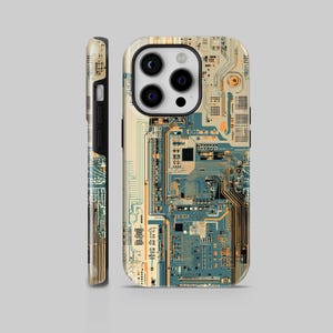 Op de afbeelding: Een telefoonhoesje met een print van een printplaat in blauw, beige en oranje tinten. De hoes wordt van voren en van de zijkant getoond, met de ingewikkelde details van de elektronische componenten.