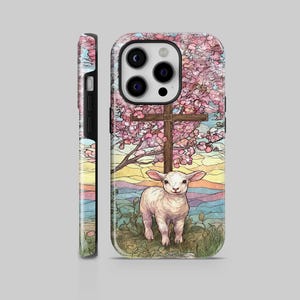 Puede incluir: Una funda de teléfono con una ilustración estilo vidriera. El diseño incluye un cordero, una cruz de madera y un árbol floreciente con flores rosas. El fondo tiene un colorido atardecer.