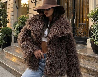 毛むくじゃらの毛皮のコート、茶色、ショート丈。モンゴル産フェイク