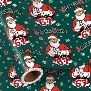 Pode incluir: Papel de embrulho verde com um padrão repetido de ilustrações do Pai Natal. Cada Pai Natal usa um fato e um chapéu vermelhos, com o texto "SANTA SAYS" e o número "67" em vermelho e branco.