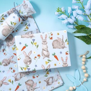 Op de afbeelding: Een set van drie keramische mokken met een gespikkelde, matte afwerking. Elke mok heeft een andere kleur: lichtblauw, crème en grijs. De mokken hebben een eenvoudig, modern ontwerp en een comfortabele handgreep.