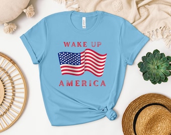 ウェイクアップアメリカTシャツ：愛国的なアメリカ国旗グラフィックTシャツ