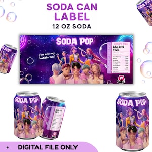 Może przedstawiać: Projekt etykiety puszki po napoju gazowanym z tekstem "SODA POP" i "12 OZ SODA". Etykieta ma fioletowy motyw galaktyki z ilustracjami ludzi. Obecny jest również tekst "you are my bubble fizz!". Słowa "DIGITAL FILE ONLY" znajdują się na dole.
