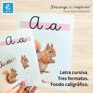 Puede incluir: Imprimibles educativos con la letra cursiva "A" y una ilustración de ardilla. Los imprimibles incluyen el texto "Descarga e imprime" y "Letra cursiva. Tres formatos. Fondo caligráfico."