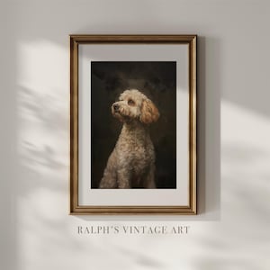 Könnte beinhalten: Ein gerahmter Druck mit einem Porträt eines hellfarbenen Hundes mit lockigem Fell, vor einem dunklen Hintergrund. Der Hund blickt nach oben, und der Rahmen ist goldfarben. Der Text "RALPH'S VINTAGE ART" befindet sich am unteren Rand des Rahmens.