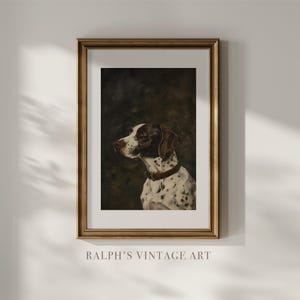 Könnte beinhalten: Ein gerahmter Vintage-Druck mit einem Hund mit braunen und weißen Markierungen, der ein braunes Halsband trägt. Das Kunstwerk ist vor einem dunklen Hintergrund platziert und in einem goldfarbenen Rahmen gerahmt. Der Text "RALPH'S VINTAGE ART" befindet sich unten.