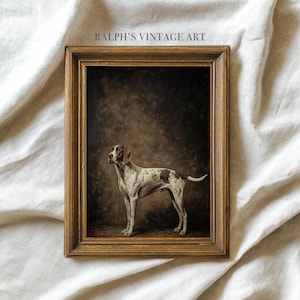Può includere: Una stampa vintage incorniciata con un cane Pointer con un mantello marrone e bianco. Il cane è in posa di profilo su uno sfondo scuro e strutturato. La cornice è di un caldo colore oro antico e il testo "RALPH'S VINTAGE ART" è visibile in alto.