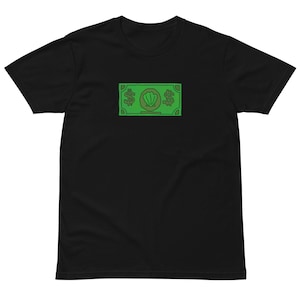 Könnte beinhalten: Schwarzes T-Shirt mit einem grünen und beigen Dollar-Schein-Motiv mit einem Muscheldesign. Die Grafik befindet sich mittig auf der Brust des Shirts.