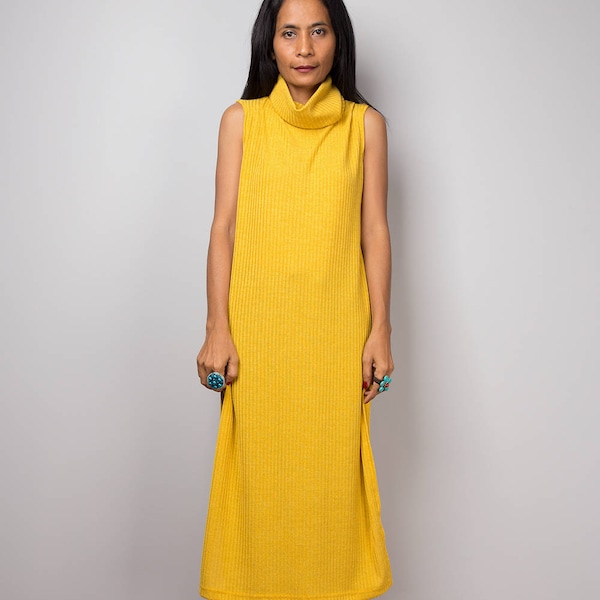 Robe jaune, Robe à col roulé mi-longue, Robe fendue, Robe sans manches, robe jaune tricotée