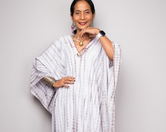 Robe de plage Tie dye kaftan Une robe caftan de villégiature pour l’été avec une coupe ample qui fonctionnera pour les robes et les vêtements de salon pour femmes de taille plus