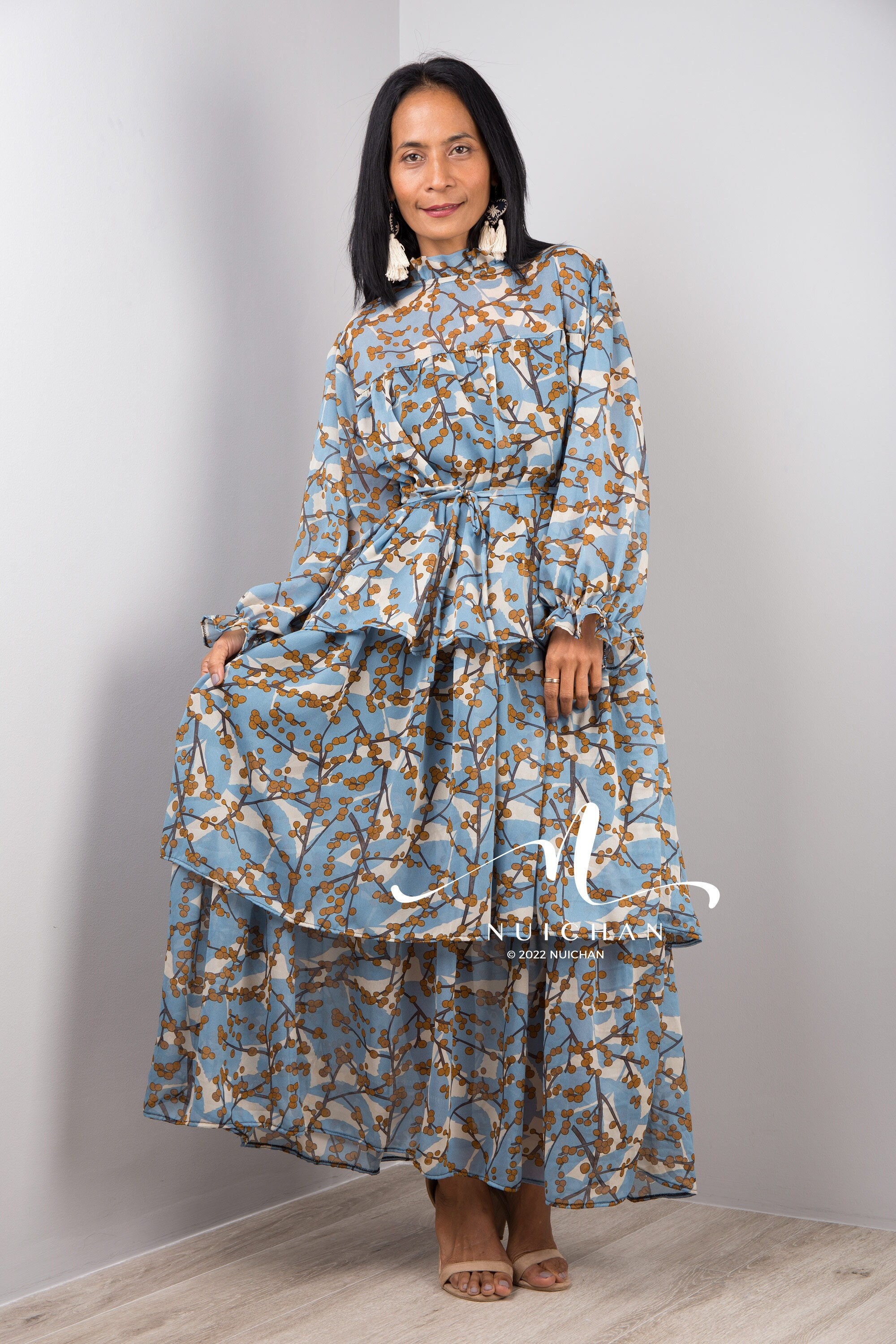 長袖の花柄シフォンティアードマキシドレス。袖にフリルが付いた