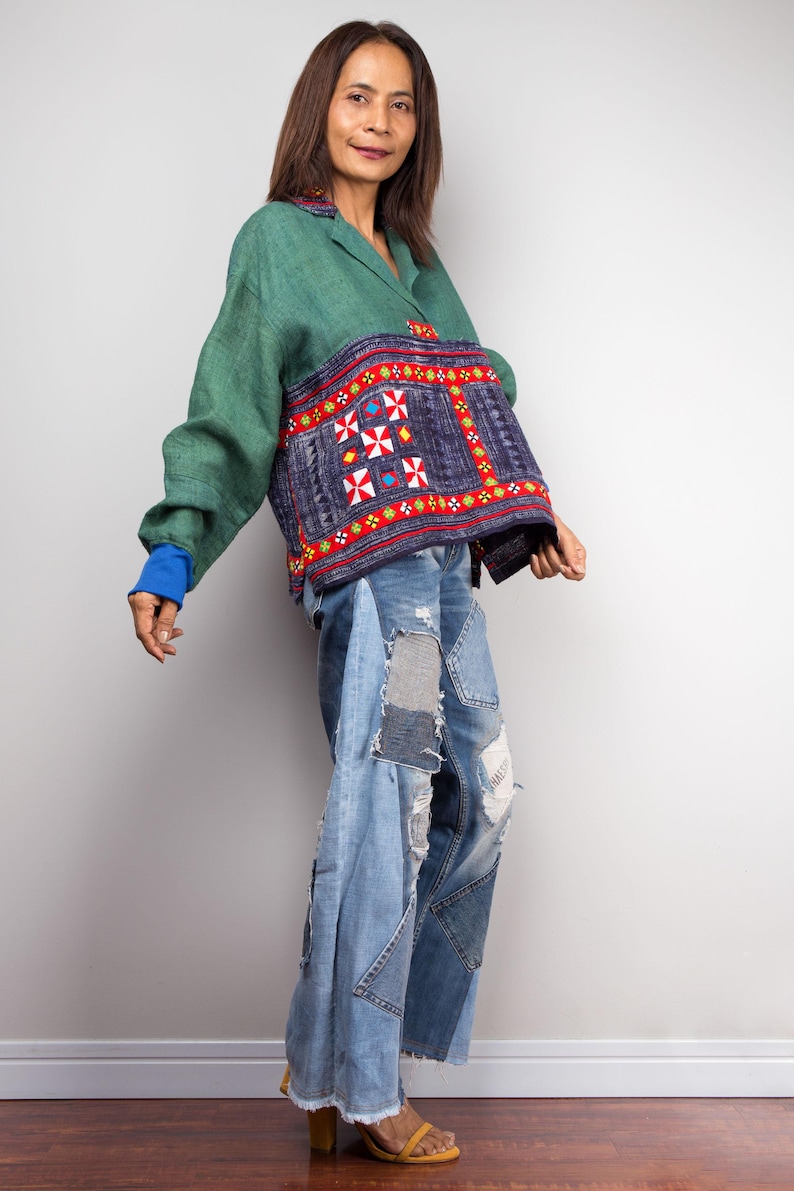 K&ouml;nnte beinhalten: Eine Frau tr&auml;gt eine gr&uuml;ne und blaue bestickte Jacke mit einem blauen Jeans-Patchwork-Rock und gelben Schuhen mit Absatz.