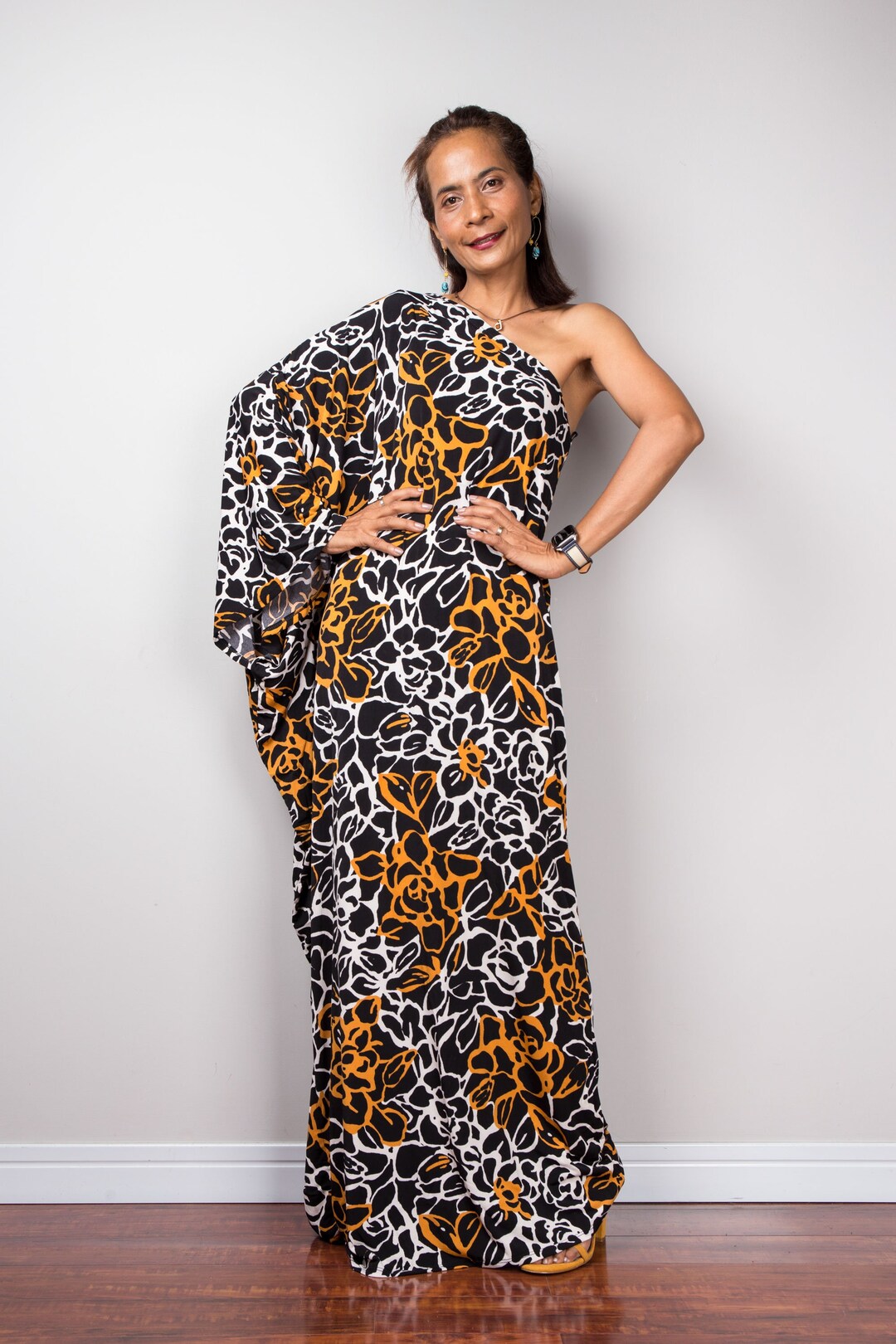 黒のワンショルダードレス、ボヘミアン マキシドレス、オフショルダー