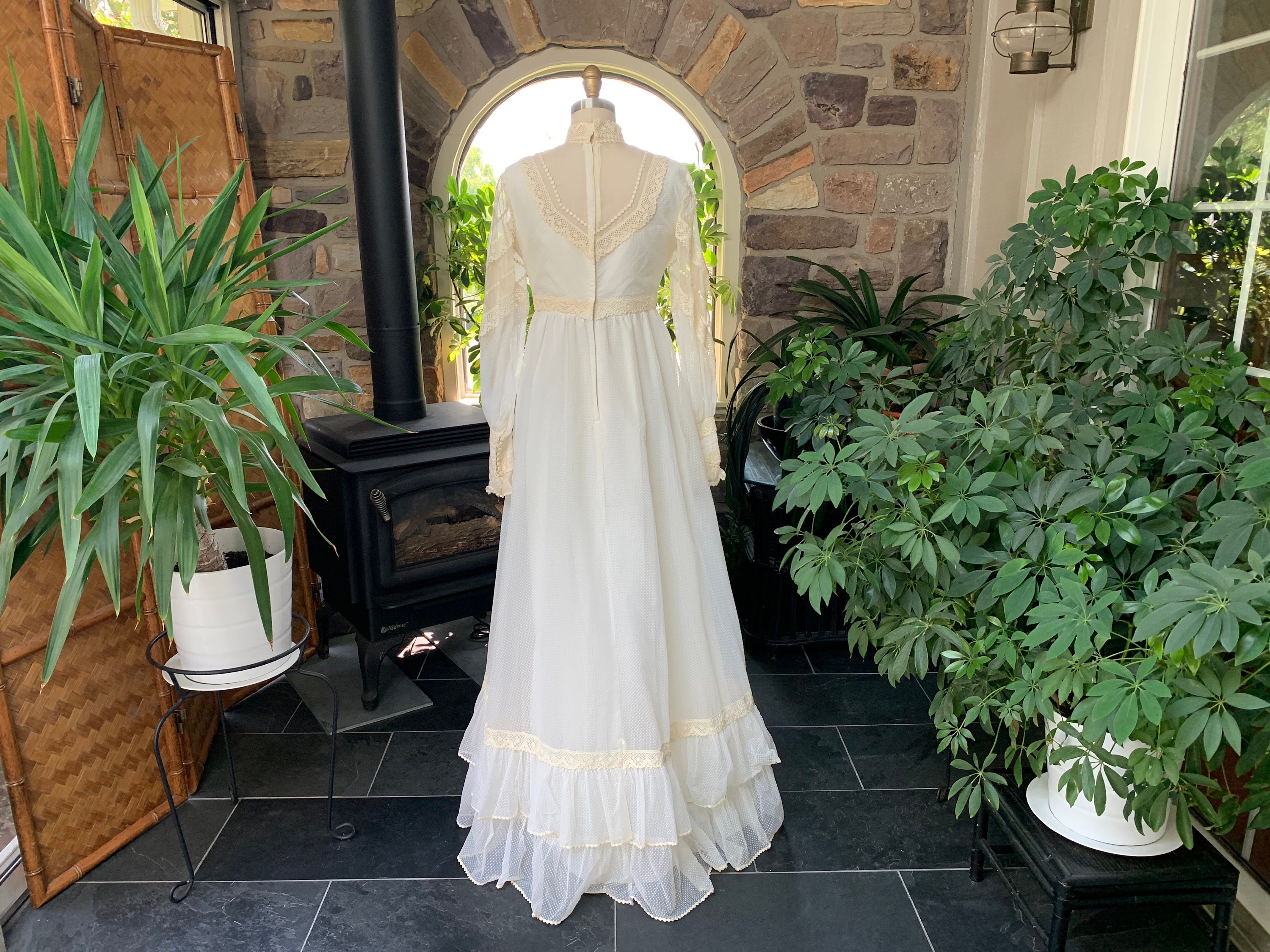 Alexandra　Ivory&co Vintage 1970s Ivory Dotted Swiss and Lace Bohemian Wedding