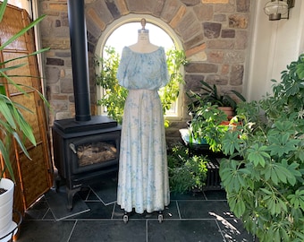 Vintage 1970er Jahre Maxi Kleid mit Blauem Kirschblüten Druck, Hellblaues Vintage Kleid aus den 70er Jahren, Maxi Kleid in voller Länge