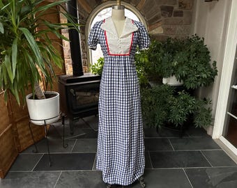 Vestido vintage de los años 70 de seersucker azul y blanco con estampado de cuadros vichy y corte imperio.