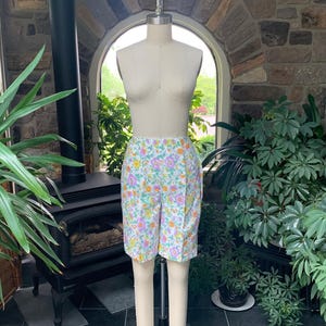 Bermudas vintage com zíper lateral e flor roxa dos anos 1970, shorts vintage de cintura alta, shorts femininos vintage, roupas femininas vintage