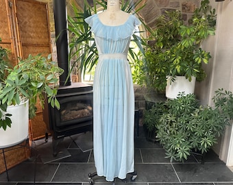 Camisón de nailon azul claro con pliegues de cristal estilo diosa, marca Rogers Run Proof, de la década de 1950.