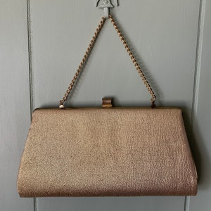 Bolso de mano vintage de tela lamé dorada metalizada de los años 70 con asa de cadena o cartera de mano, bolso formal vintage, bolso de noche vintage dorado