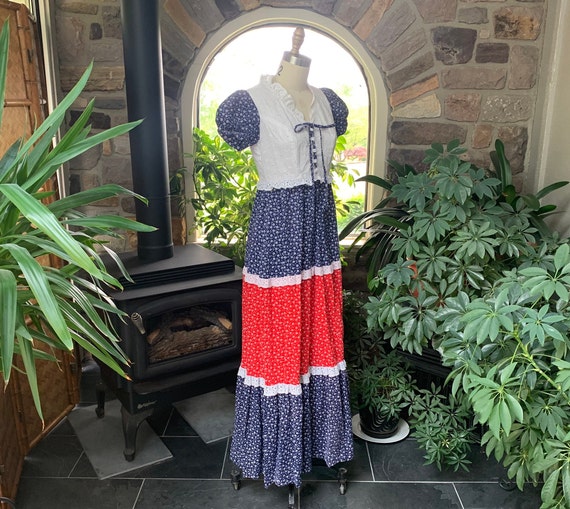 Vintage 1970s Blue Red White Floral Seersucker and Lace Summer
