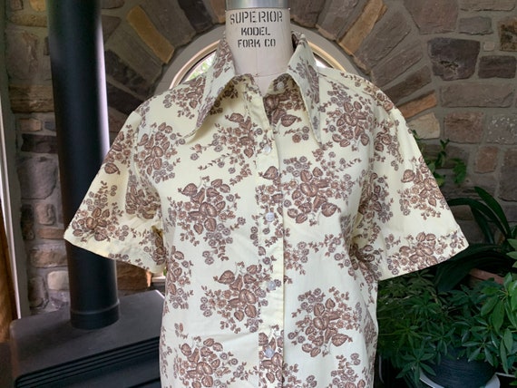 Vintage 1970s Brown and Beige Floral Short Sleeve… - image 2