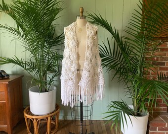 Vintage 1970s White Crocheted Daisy Bridal Shawl, Vintage Bohemian Knit Wedding Cape, Vintage Boho Bride, Vintage Crocheted Wedding Shawl