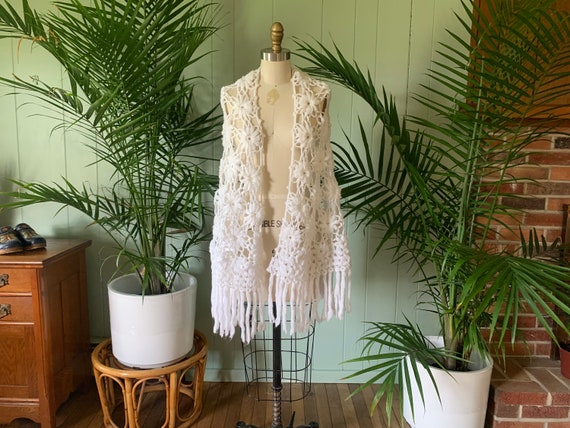 Vintage 1970s White Crocheted Daisy Bridal Shawl,… - image 1