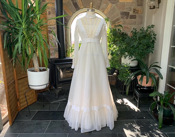 Vintage 1960s Ivory Dotted Swiss Ivory Lace Bohemian Wedding Dress