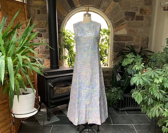 Robe longue argentée métallisée, vert pastel, violette et rose vintage des années 1970