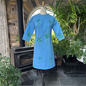 Vestido recto azul con estampado floral abstracto de The Vested Gentress, estilo vintage de los años 70.