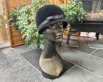 Saks Fifth Avenue Black Felt Cloche Women\'s Hat Size Small Saks Fifth Avenue 1960s Womens Black Faux Fur Cloche Hat  main image 3