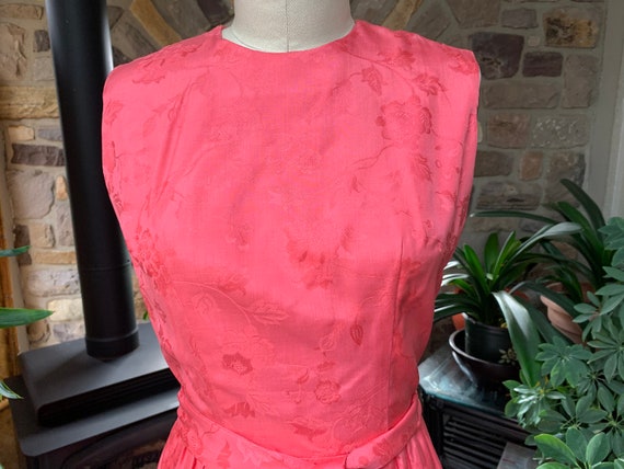 Vintage 1960s Salmon Sleeveless Silk Dress Emboss… - image 2