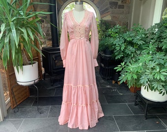 Vintage 1970er Jahre Rosa und Elfenbein Spitze Bauern Maxi Kleid Gunne Sax Stil, Vintage Seventies Rosa Prairie Kleid, Boho Rosa Barbiecore Kleid