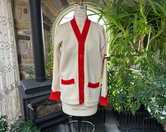 Klasyczny męski sweter wełniany z lat 50. XX wieku w kolorze kości słoniowej i czerwieni, z napisem „Venue Knitting Mills Varsity”