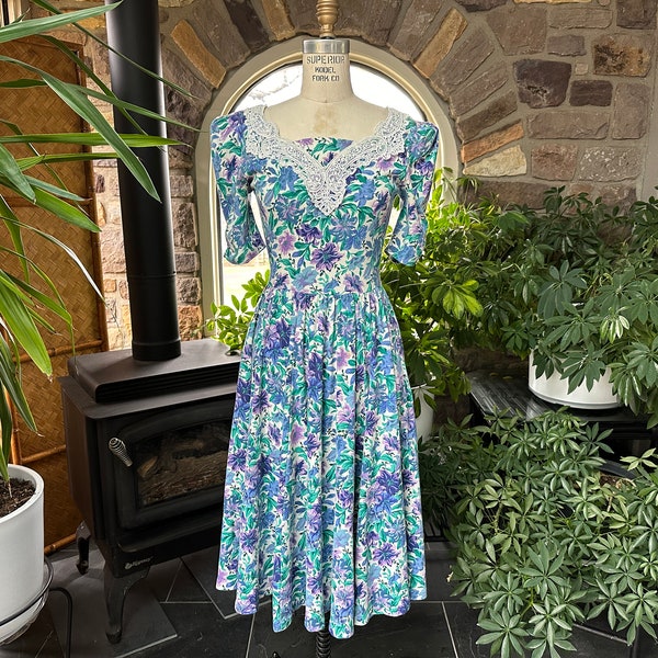 Vintage 1980s Purple Green and White Floral Knit Dress with Lace Collar Expo, Vintage Garden Party Dress