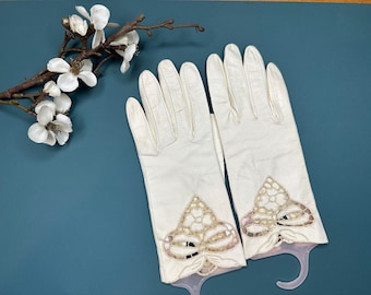 Vintage 1960s Ivory Embroidered Cutwork Leather Gloves, Vintage Ivory Leather Embroidered Wedding Gloves Bridal Gloves